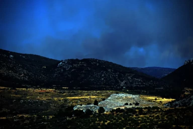 Τρεις συλλήψεις για εμπρησμούς σε Κορινθία και Λέσβο