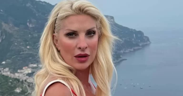 Η Ελένη Μενεγάκη σε διακοπές στην Κεφαλονιά με τον Παντζόπουλο