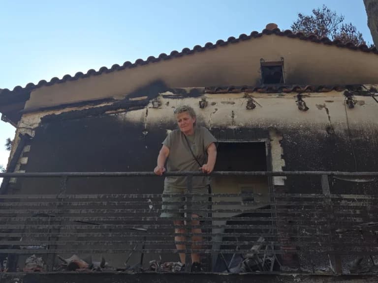 Η πυρκαγιά στο Πόρτο Γερμενό άφησε σπίτια στη στάχτη