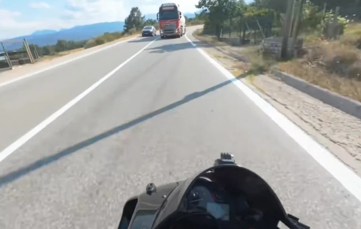 Ο μοτοσικλετιστής απέφυγε βυτιοφόρο στη Λίμνη Πλαστήρα