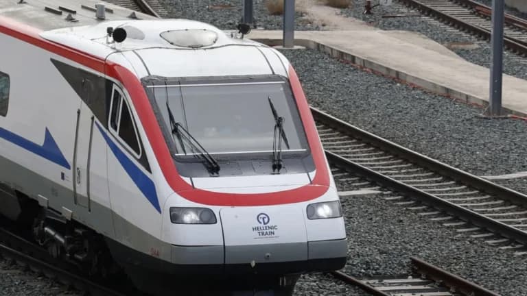 Διεκόπη ο Προαστιακός Πάτρας λόγω οχήματος στη γραμμή