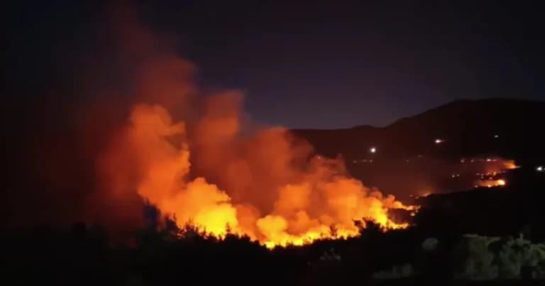 Η φωτιά στα Μέγαρα μαίνεται ανεξέλεγκτη τρίτη νύχτα