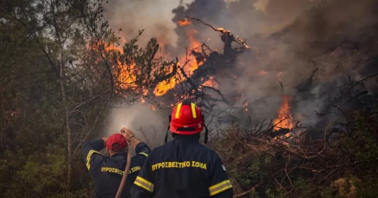 Ο κίνδυνος πυρκαγιάς χτυπά κόκκινο σε Κρήτη και Ρόδο