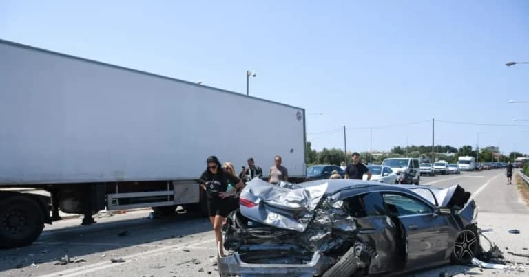 Τροχαίο στο Άκτιο: Οκτώ τραυματίες σε σύγκρουση με νταλίκα