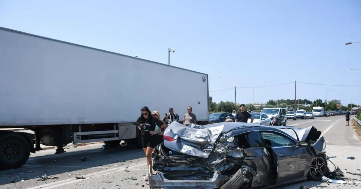 Τροχαίο στο Άκτιο: Οκτώ τραυματίες σε σύγκρουση με νταλίκα
