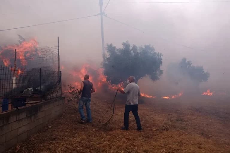 Ανεξέλεγκτη φωτιά στα Μέγαρα: Εκκενώθηκαν επτά περιοχές