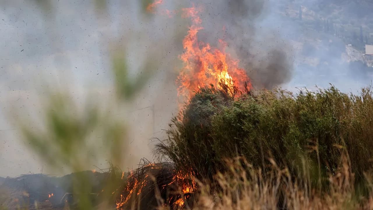 Φωτιά στη Σκύρο: Εκκενώνονται Πεύκο και Άγιος Φωκάς