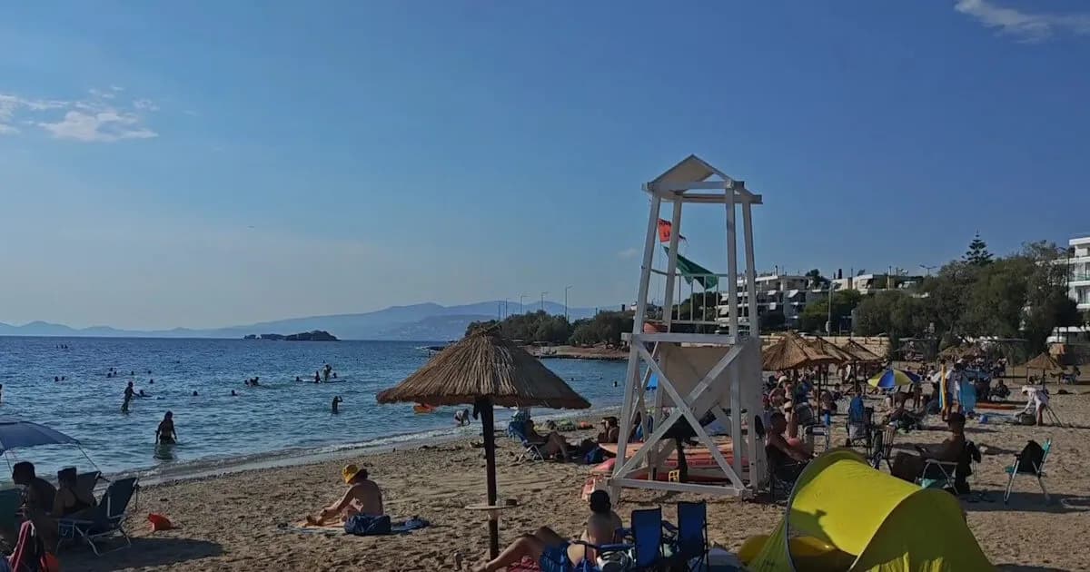 Ο καύσωνας στην Αθήνα στέλνει χιλιάδες στις παραλίες