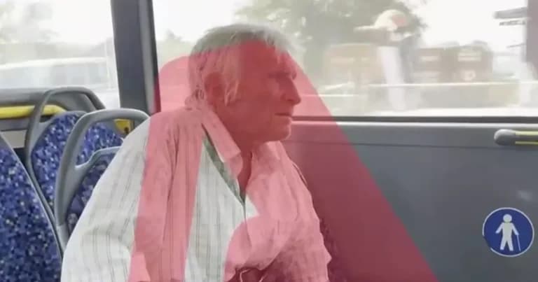 Ο οδηγός λεωφορείου βρίζει και απειλεί ηλικιωμένο επιβάτη
