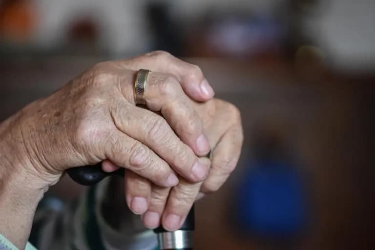 Ο ηλικιωμένος στον Βόλο απείλησε με γκλίτσα τη σύζυγό του