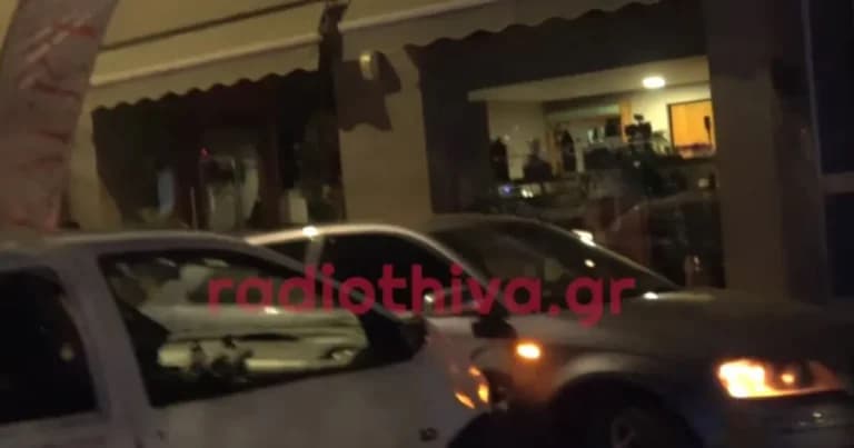 Καυγάς στη Θήβα: Οδηγός έπεσε με αυτοκίνητο σε παρκαρισμένο όχημα