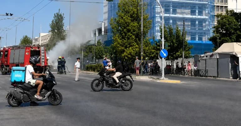Φωτιά σε αυτοκίνητο στη Λεωφόρο Αλεξάνδρας φέρνει μποτιλιάρισμα