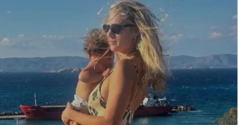 Η Τζένη Θεωνά ποζάρει αγκαλιά με τον γιο της στη θάλασσα