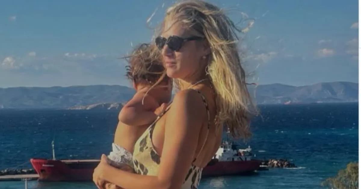 Η Τζένη Θεωνά ποζάρει αγκαλιά με τον γιο της στη θάλασσα