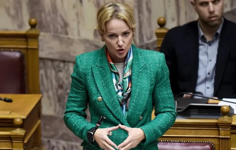 Η Σδούκου: Σφιχταγκαλιασμένος με τα συμφέροντα ο Τσίπρας