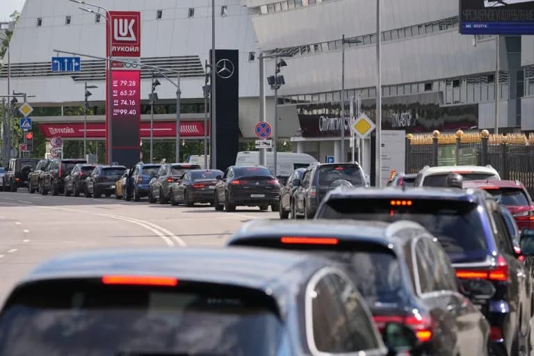 Συναγερμός στη Ρωσία: Η παραγωγή βενζίνης έπεσε στο 70%