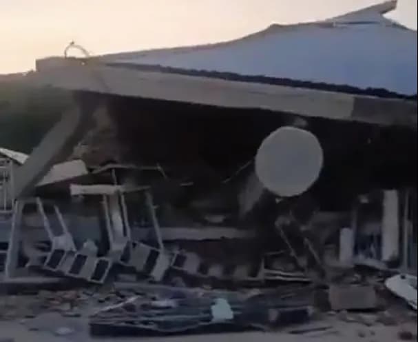 Σεισμός 7,7 Ρίχτερ στην Ινδονησία: Συναγερμός για τσουνάμι