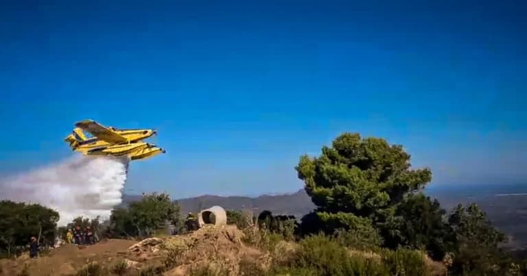 Η φωτιά στον Κάλαμο Λευκάδας θέτει σε συναγερμό το νησί