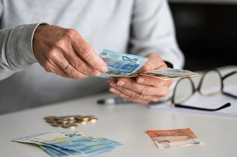 Ο Μητσοτάκης καταργεί τις περικοπές σε συντάξεις χηρείας