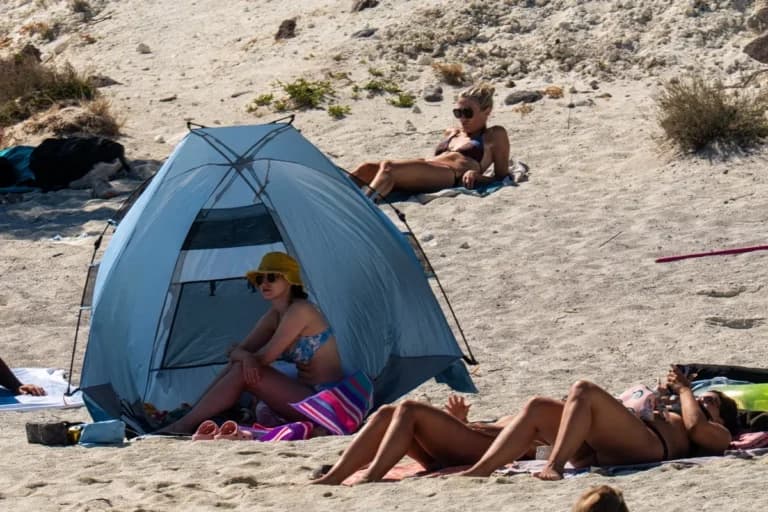 Καύσωνας: Έως 42°C τη Δευτέρα Γέμισαν οι παραλίες