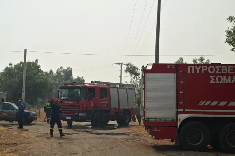 Η φωτιά στη Δυτική Αττική εξαπλώνεται σε Αχαΐα και Ρέθυμνο