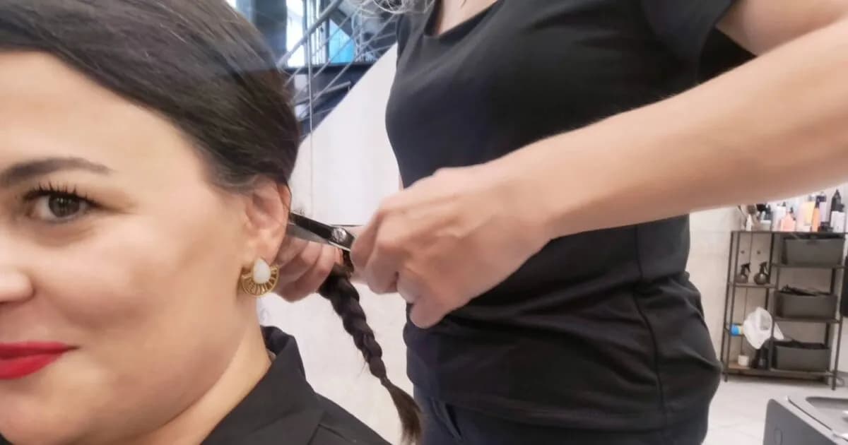 Η δήμαρχος Λειψών κάνει δωρεά μαλλιών στο Άλμα Ζωής