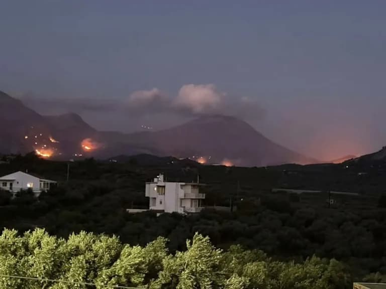Η πυρκαγιά στο Ρέθυμνο μαίνεται ξανά στην Πρέβελη