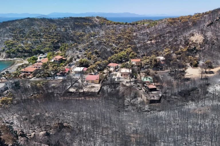 Φωτιά στη Σαλαμίνα: Ο Κατσαφάδος υπόσχεται γρήγορες αποζημιώσεις