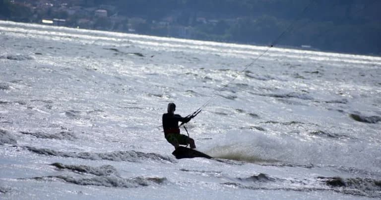 Ο 57χρονος kitesurfer σώθηκε στις Ράχες μετά από ατύχημα