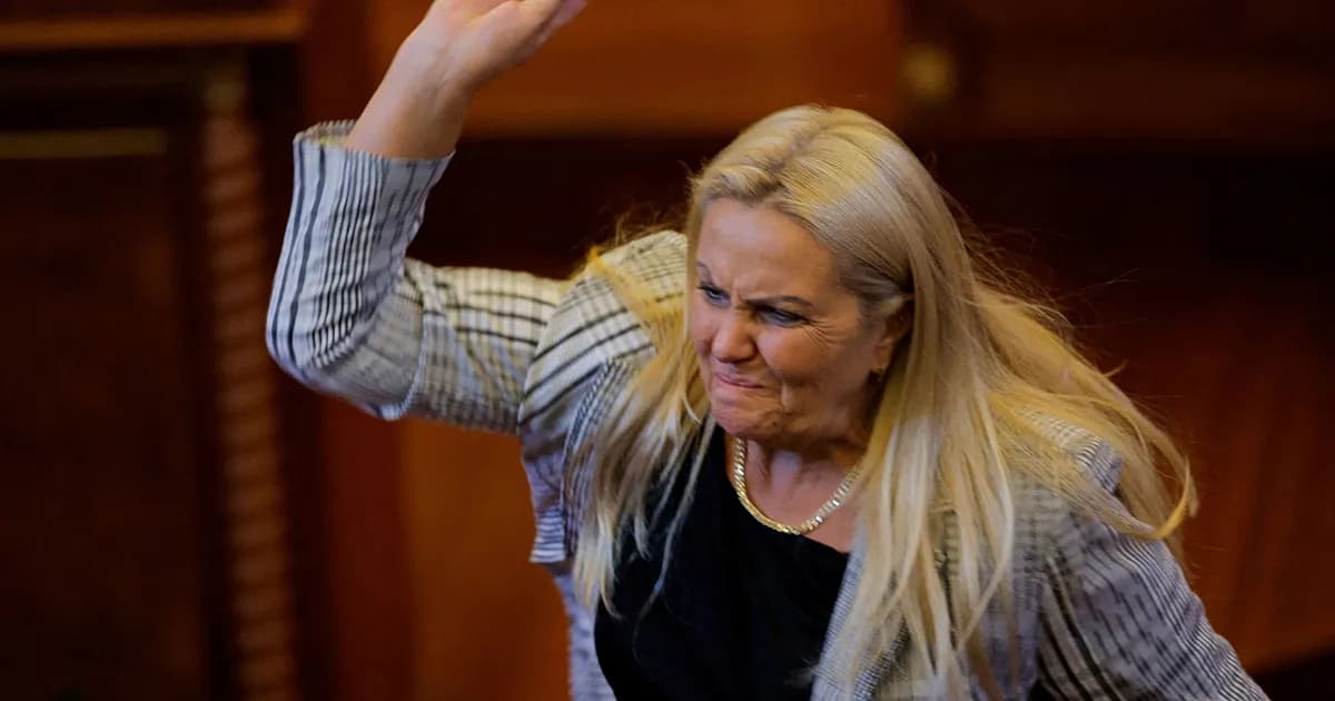 Ο Κούρτι δέχθηκε επίθεση με αυγά στη Βουλή