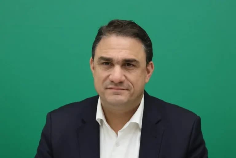 Η φωτιά στην Αιγιάλεια «ανάβει» πολιτική αντιπαράθεση