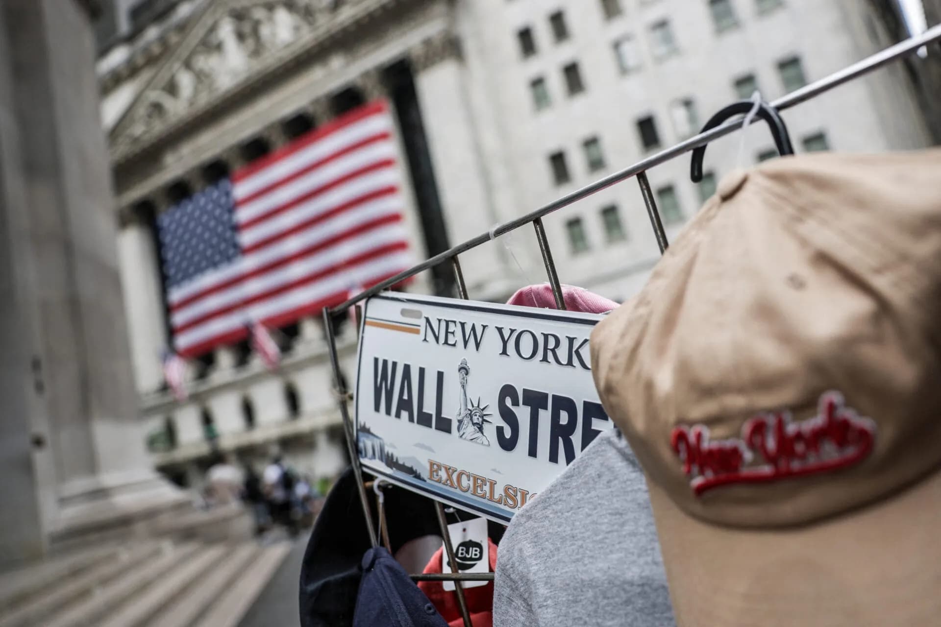 Η Wall Street καταγράφει ρεκόρ με τον Dow Jones στις 54.000