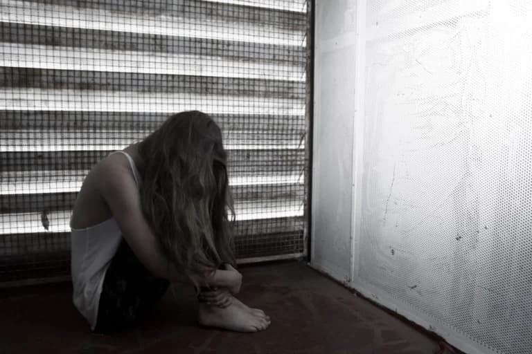 Η 16χρονη καταγγέλλει βιασμό στη Θήβα από ανήλικους