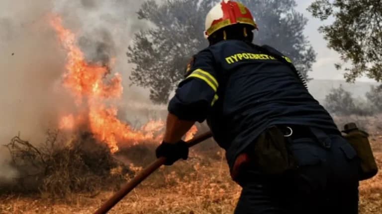 Η πυρκαγιά στη Βένιζα έκαψε σπίτια, εκκένωση πέντε περιοχών