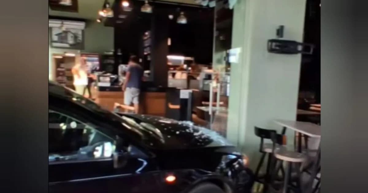 Αυτοκίνητο έπεσε σε κατάστημα εστίασης στη Μεσσήνη