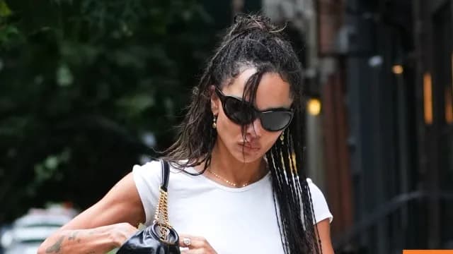 Η Ζόι Κράβιτζ με λευκό T-shirt και τσάντα Saint Laurent