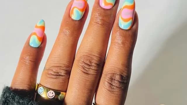 Τα Pucci Nails: Η πολύχρωμη τάση μανικιούρ του καλοκαιριού