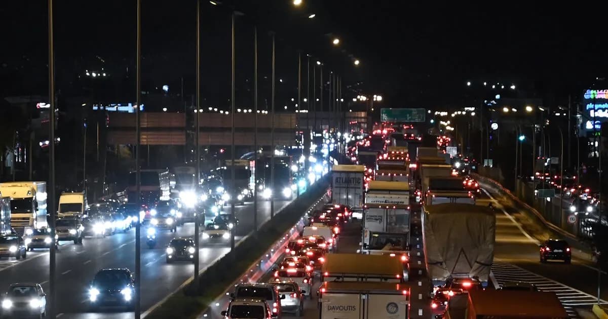 Η καραμπόλα στον Κηφισό: Μποτιλιάρισμα ως τη Μεταμόρφωση