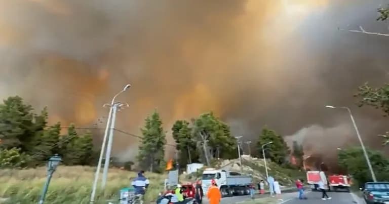 Ανεξέλεγκτη η πυρκαγιά στη Χαλκιδική: Εκκενώθηκαν Σίβηρη, Φούρκα