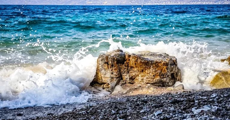 Σοβαρός τραυματισμός 31χρονης σε βουτιά στη Γλύφα Βαρθολομιού