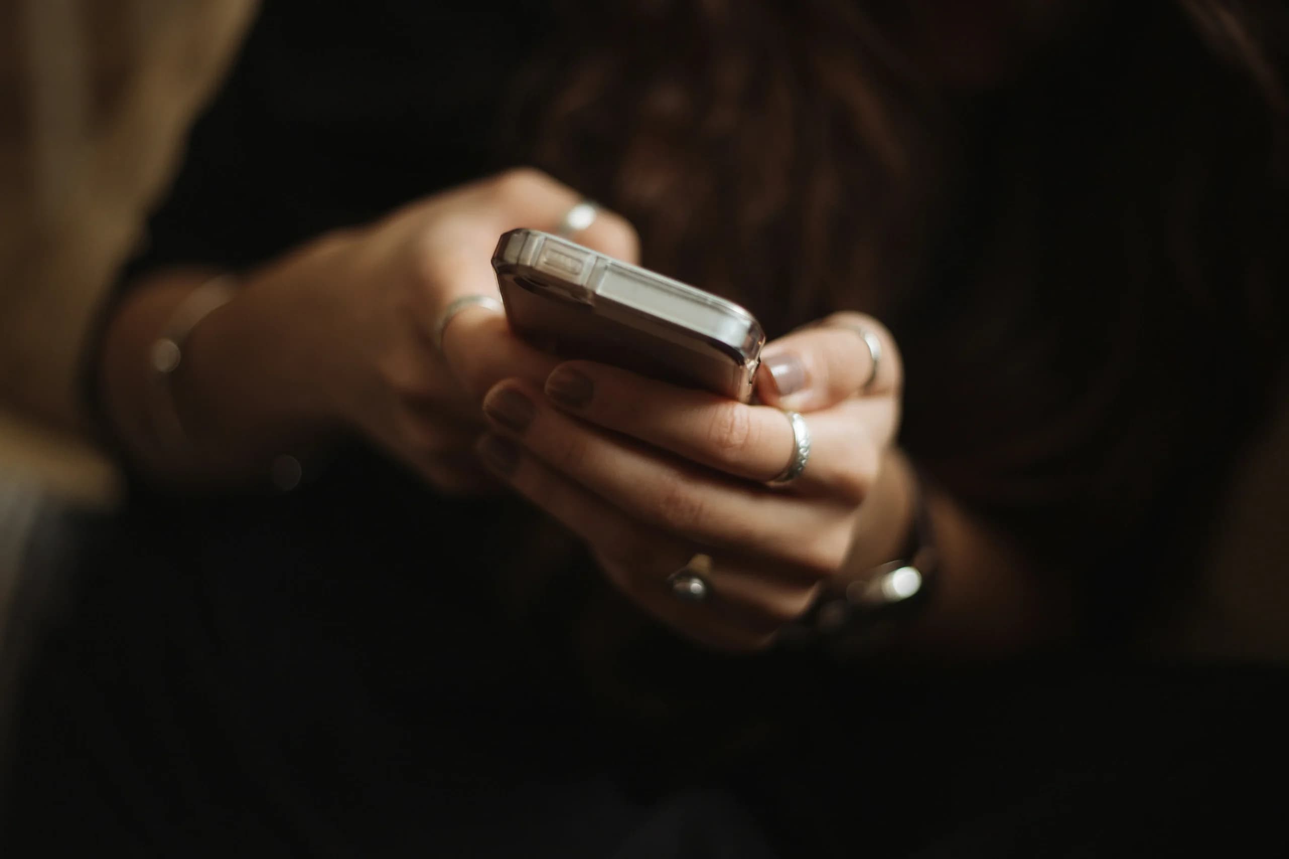 Νέα μελέτη: Τα smartphones συνδέονται με τη μείωση γεννήσεων