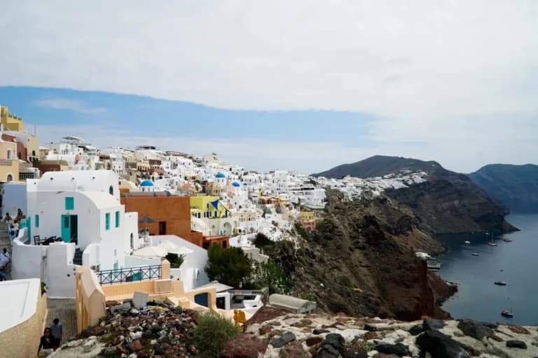 Η ΑΑΔΕ έβαλε λουκέτα σε επιχειρήσεις Σαντορίνης και Νάξου