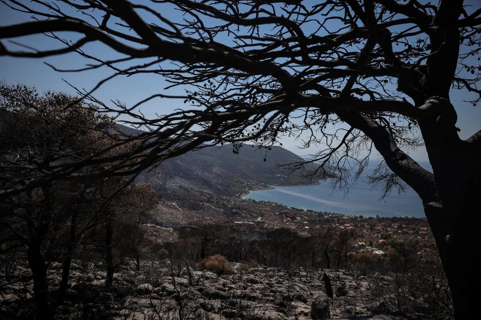 Η φωτιά στο Πόρτο Γερμενό αύξησε τη θερμοκρασία εδάφους