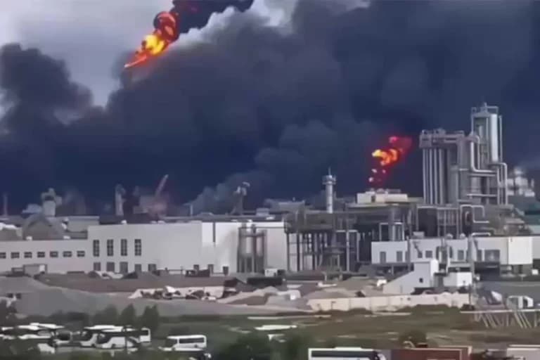 Τρεις νεκροί και 100 τραυματίες από πυρκαγιά στη Ρωσία