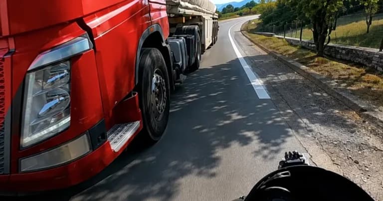 Ο οδηγός βυτιοφόρου παραλίγο σκότωσε μοτοσικλετιστή στην Πλαστήρα