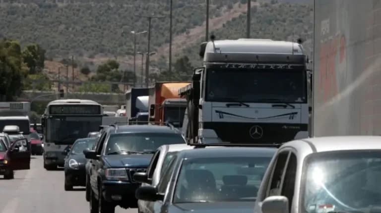 Ο Κηφισός «κόλλησε»: Τροχαίο κοντά στη γέφυρα Καλυφτάκη