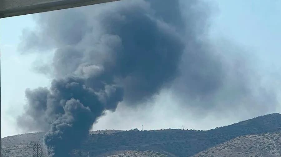 Φωτιά στη Σαλαμίνα: Εκκενώθηκαν Άνω Βασιλικά και Μπιζάνι