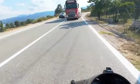 Σοκαριστικό βίντεο: Το βυτιοφόρο παραλίγο σκοτώνει μοτοσικλετιστή