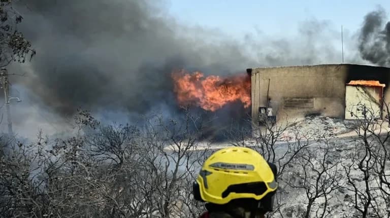 Κουβαράς: Σπινθήρες από καλώδια πυροδότησαν τη φωτιά