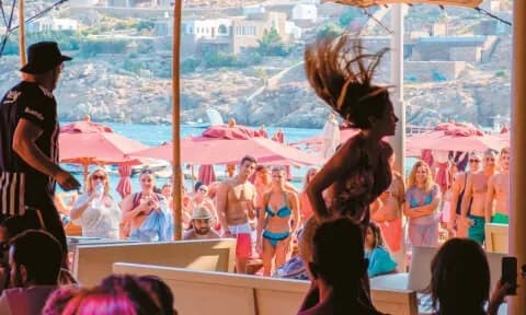 Το νησί των ανέμων πληρώνει εκατομμύρια για τους σταρ DJs